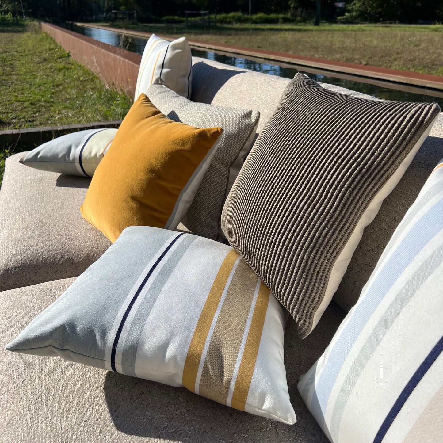 Versatile cushion Trianon jacquard fabric