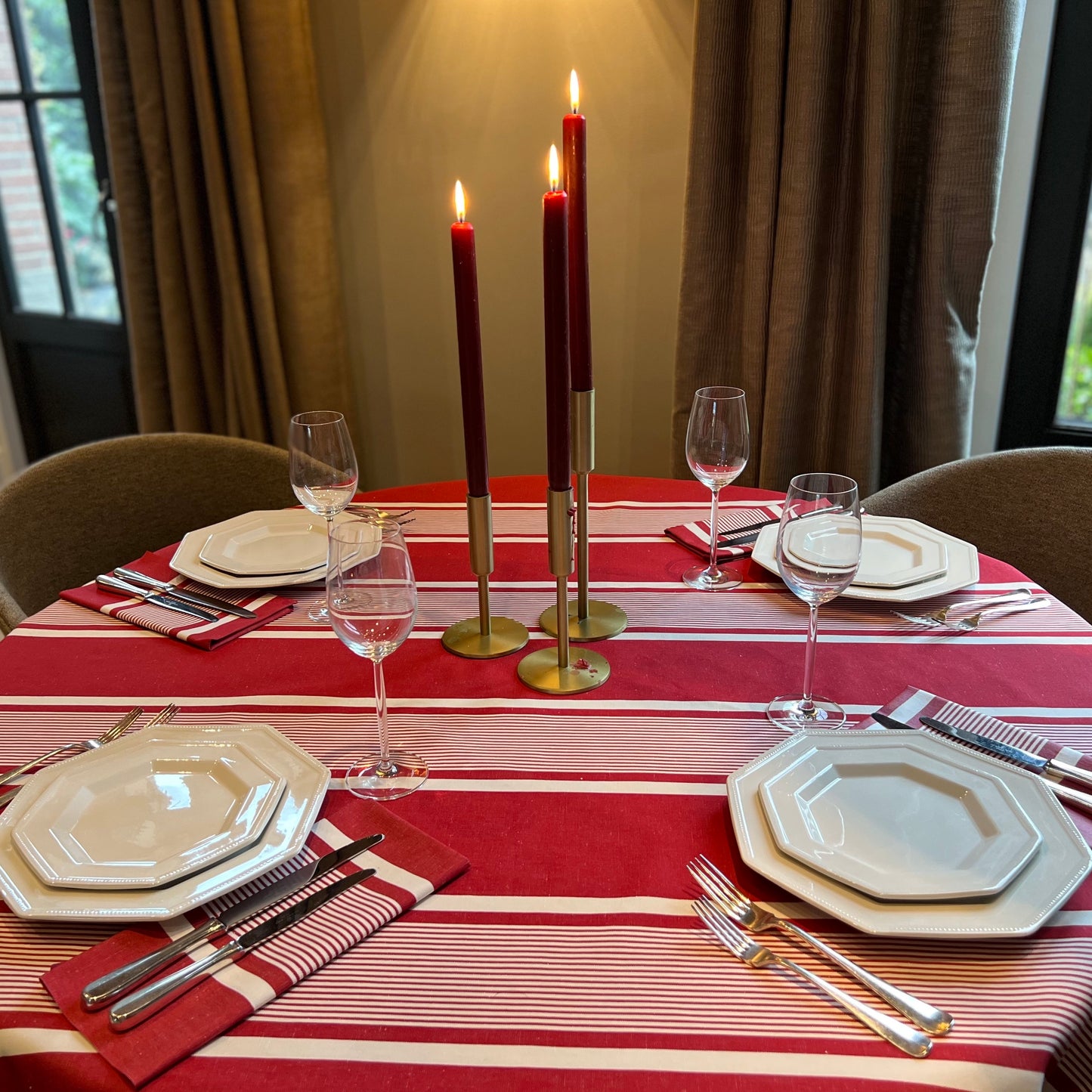 Round tablecloth made of removable cotton-linen Yvonne red