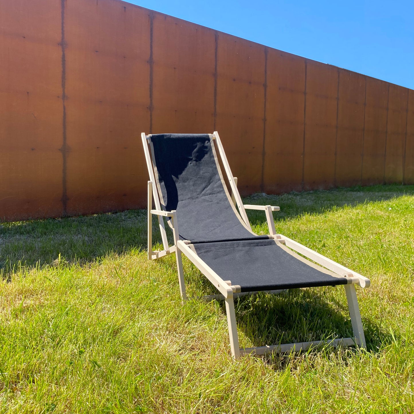 Beach chair with footrest Black