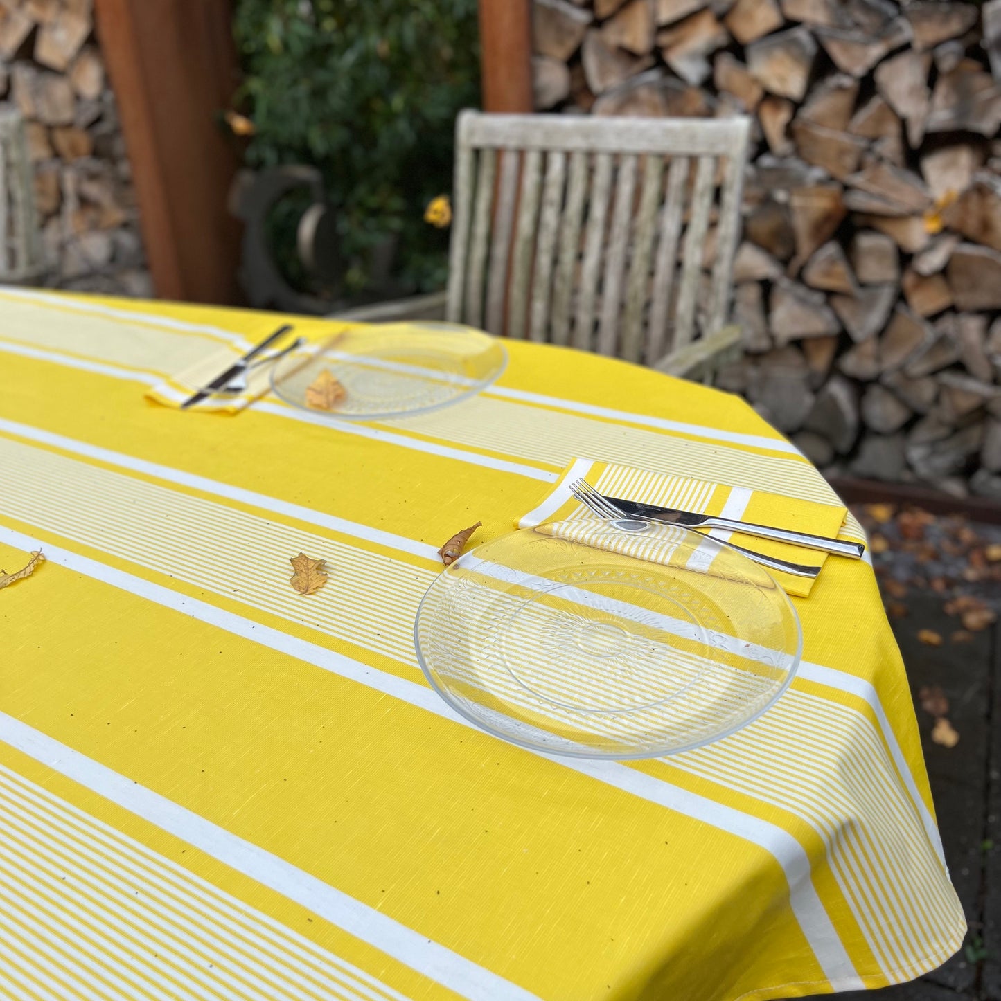 Round tablecloth made of linen-cotton Yvonne yellow